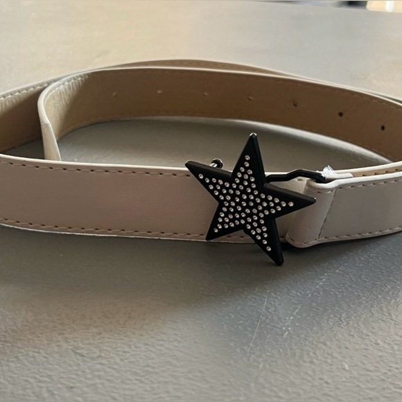 White belt with black bedazzled star buckle - Picture 1 of 3